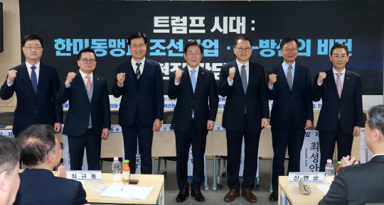 이재명 더불어민주당 대표가 19일 서울 마포구 한국방위산업진흥회에서 열린 '트럼프 시대 : 한미동맹과 조선산업·K-방산의 비전' 현장 참석자들과 기념 촬영하고 있다. [국회사진기자단=연합뉴스]